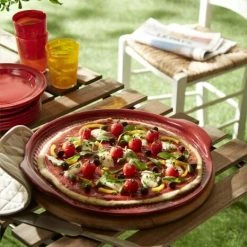 Emile Henry Pizzastein In Fusain, 37 Cm -Mepal Shop EH 761X Amb PizzaStone CherryTomatoes Olives Roquette Outdoor2 V