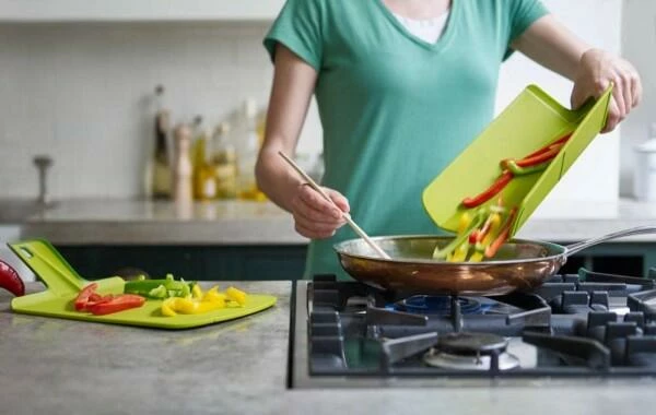 Joseph Joseph Faltbares Schneidebrett Chop2Pot Plus Klein In Schwarz 4 Joseph Joseph Faltbares Schneidebrett Chop2Pot Plus Klein In Schwarz – Bild 2